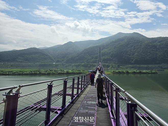 충북 단양군 적성면 애곡리 ‘시루섬 생태탐방교’를 찾은 탐방객들이 지난 5일 오전 다리를 건너고 있다. 이삭 기자