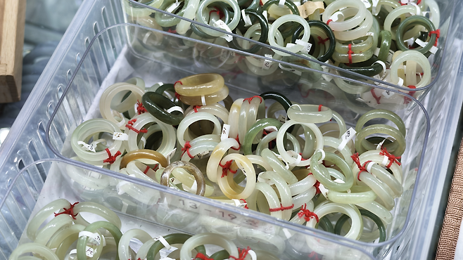 Red strings attach two Korean Jade rings in similar size and color to be worn as double rings in Oksibang, Jongro-gu, Seoul (Cha Min-jung/The Korea Herald)