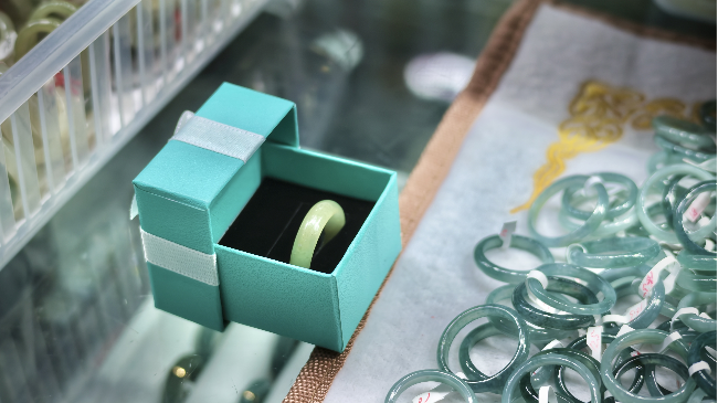 A Korean Jade ring is packaged in a gift box in Oksibang, Jongno-gu, Seoul. (Cha Min-jung/The Korea Herald)