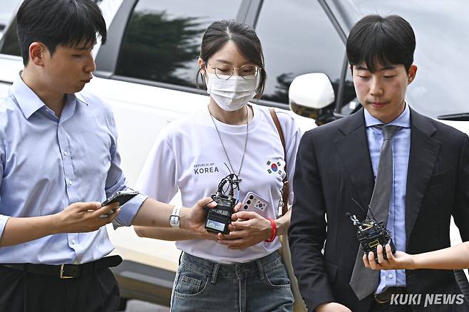 체육단체 직원들의 핸드볼경기장 내 사무실 진입을 막아 업무 방해 혐의를 받는 30대 여성(올다르크)이 10일 서울 송파구 송파경찰서에서 조사받기 위해 출석하고 있다. 남동균 기자