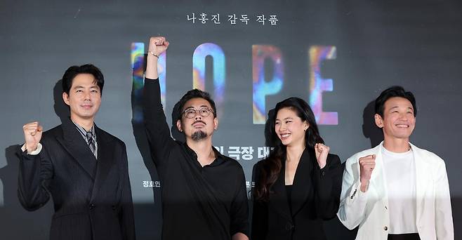 오는 15일 베일을 벗는 영화 '호프'가 개봉을 앞두고 전체 예매율 50%를 달성하면서 기대감을 더하고 있다. 뉴스1