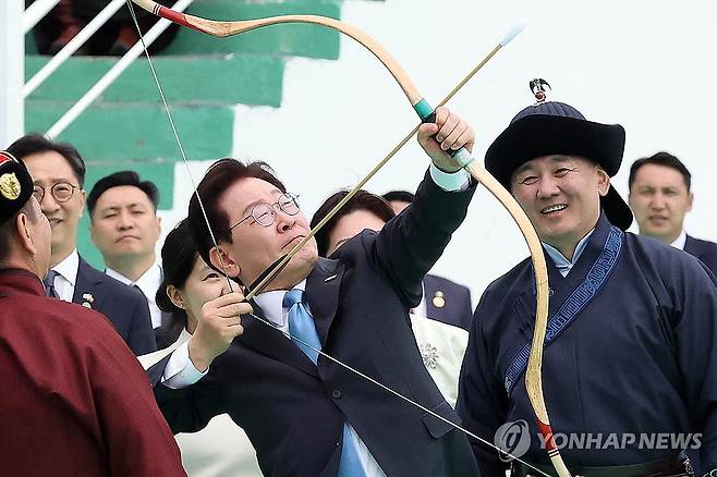 활 쏘는 이재명 대통령 (울란바타르=연합뉴스) 김도훈 기자 = 몽골을 국빈방문 중인 이재명 대통령이 11일(현지시간) 울란바타르 나담축제장에서 전통 활을 쏘고 있다. 오른쪽은 오흐나 후렐수흐 몽골 대통령. 2026.7.11 superdoo82@yna.co.kr