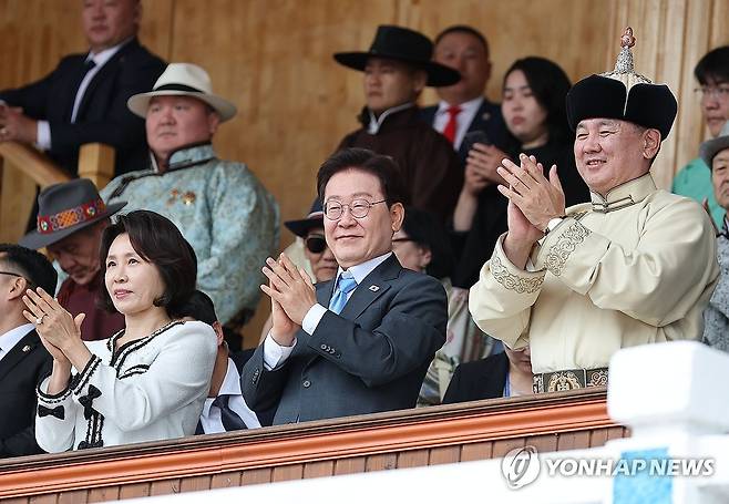 몽골 나담축제 참석한 한-몽골 정상 (울란바타르=연합뉴스) 김도훈 기자 = 이재명 대통령과 김혜경 여사가 11일 몽골 울란바타르 국립체육경기장에서 오흐나 후렐수흐 대통령과 나담축제 개막식을 관람한 후 박수를 치고 있다. 2026.7.11 superdoo82@yna.co.kr