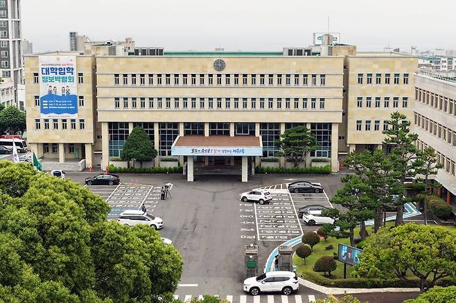 제주특별자치도교육청 전경. 제주도교육청은 지난 10일 당초 예산보다 383억원 늘어난 1조6925억원 규모의 2026년도 제2회 교육비특별회계 추가경정예산안을 제주도의회에 제출했다. 이번 추경안에는 서빛중과 제주첨단초·중 시설사업비, AI·ICT 교육, 기초학력, 늘봄학교, 교육활동 보호 등 학교 현장 지원 예산이 반영됐다. /사진=제주특별자치도교육청 제공