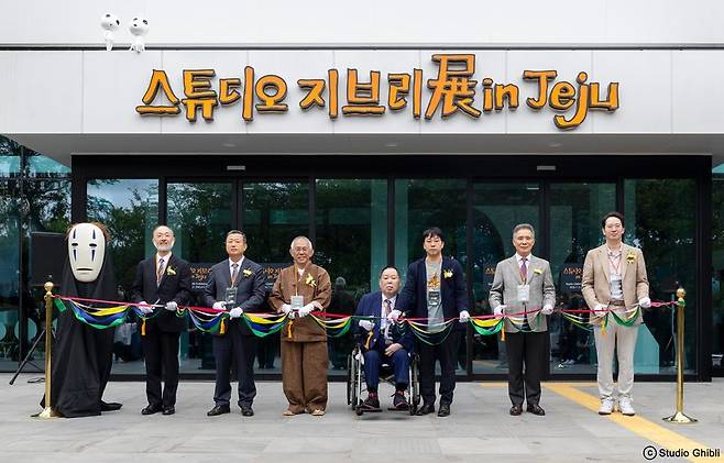 지난 11일 제주동화마을에서 열린 ‘스튜디오 지브리展 in Jeju’ 개막식에서 주요 참석자들이 테이프 커팅을 하고 있다. 왼쪽부터 이케다 주제주일본국총영사관 총영사, 강동화 제주동화마을 회장, 스즈키 토시오 스튜디오 지브리 프로듀서, 정욱 대원미디어 회장, 정동훈 대원미디어 대표, 곽영빈 대원방송 부회장, 강호준 대교 대표. 대원미디어 제공