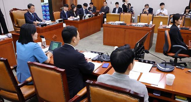 더불어민주당 소속 김승원 국회 법제사법위원회 법안심사1소위원장이 지난 10일 국회에서 열린 법안소위 회의에서 발언하고 있다. 여당은 국민의힘 의원들이 불참한 가운데 '검찰 보완수사권 완전 폐지'를 골자로 한 형사소송법 개정안 심의에 착수했다. 연합뉴스