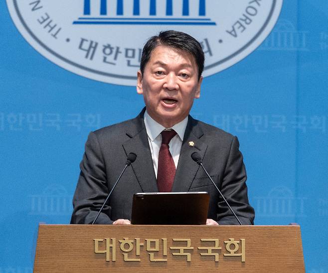 국민의힘 안철수 의원이 12일 국회에서 무소속 한동훈 의원의 국민의힘 복당 반대 기자회견을 하고 있다. 연합뉴스