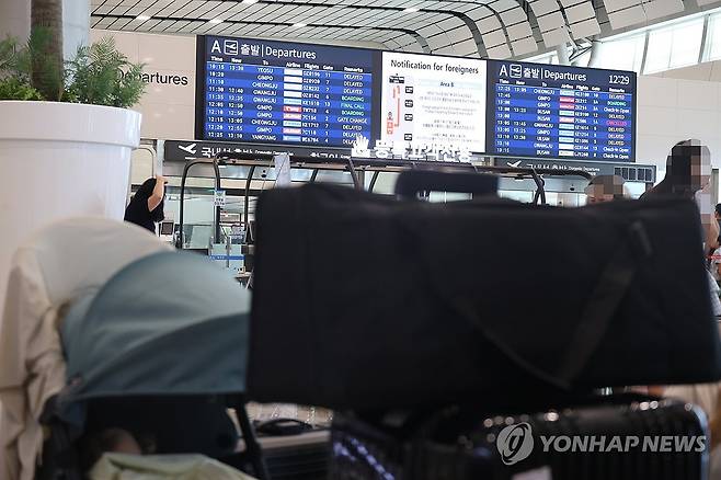 항공편 기다리는 제주공항 이용객 (제주=연합뉴스) 고성식 기자 = 강풍특보가 내려진 12일 제주국제공항에서 항공편 운항에 차질이 빚어지면서 관광객 등 이용객들이 대기하고 있다. 2026.7.12 koss@yna.co.kr