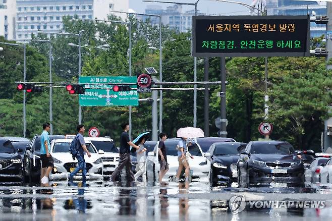뜨겁게 달궈진 도로 위 아지랑이 (서울=연합뉴스) 서대연 기자 = 서울 한낮 기온이 35도까지 오르며 무더운 날씨를 보인 12일 서울 영등포구 여의대로에 아지랑이가 피어오르고 있다. 2026.7.12 dwise@yna.co.kr