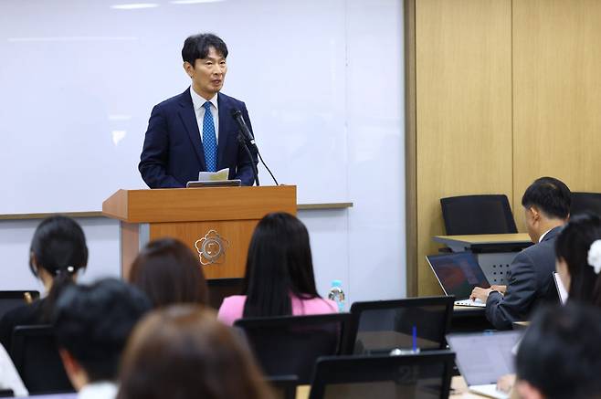 중앙그룹 채권투자 피해자 변호를 맡은 이복현 전 금감원장이 13일 오전 서울 종로구 변호사회관에서 열린 언론 브리핑에서 발언하고 있다.(사진=뉴시스)
