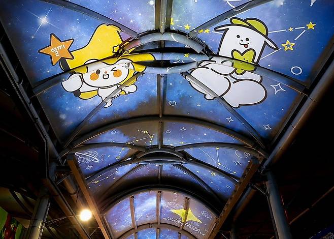 경산시 경산공설시장 내부 경관조명.(사진=경산시)