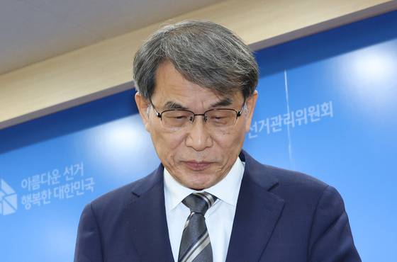 노태악 중앙선거관리위원장이 지난달 5일 경기도 과천 중앙선거관리위원회에서 투표용지 부족 사태에 대한 대국민 사과 및 사의 표명을 한 뒤 기자실을 나서고 있다. 〈사진=연합뉴스〉