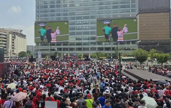 지난달 광화문스퀘어(KT WEST)에서 월드컵 한국전을 생중계하는 모습. 종로구 제공.