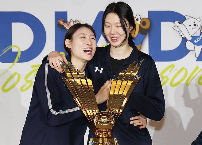 2025-2026 V리그 포스트시즌 미디어데이에서 기념촬영을 하는 배유나(왼쪽)와 양효진. 공교롭게도 양효진이 떠난 현대건설에 배유나가 입단했다. 연합뉴스