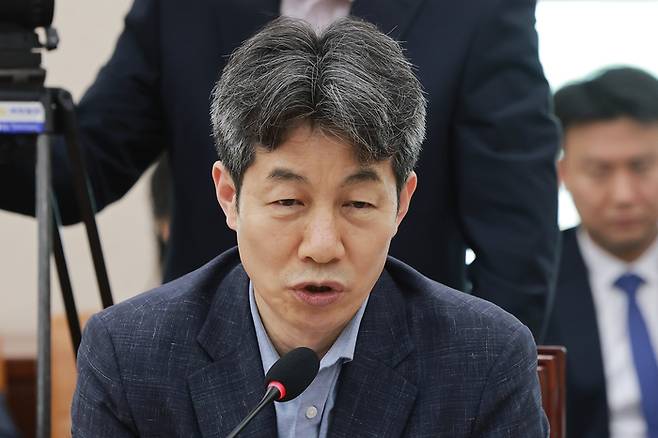 지난달 8일 국회에서 열린 선관위 국조툭위 제1차 전체회의에서 여당 간사인 윤건영 더불어민주당 윤건영 의원이 인사말하고 있다. <연합뉴스>
