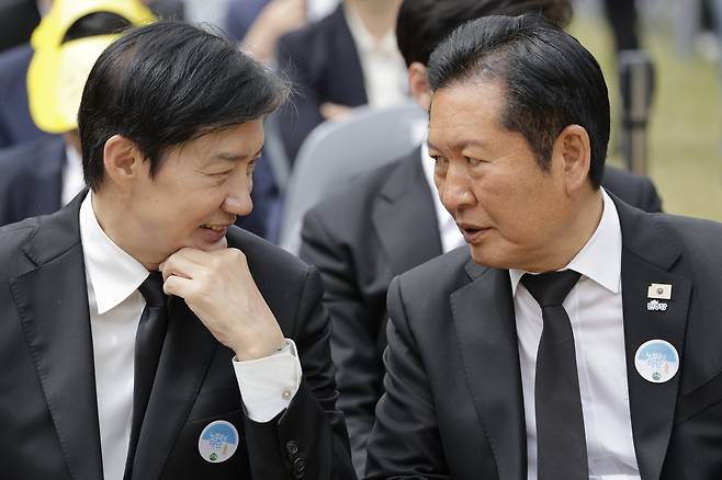 정청래(오른쪽) 더불어민주당 전 대표와 조국 조국혁신당 전 대표가 지난 5월 23일 경남 김해시 봉하마을에서 열린 노무현 전 대통령 서거 17주기 추도식에 참석해 이야기를 나누는 모습. /뉴시스