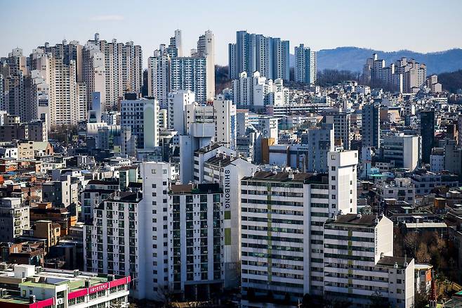 최근 1년간 서울 중저가 아파트에 수요가 쏠리며 15억 원 이하 아파트가 19만 채 가까이 줄어든 것으로 나타났다. 사진은 서울 관악구 일대 모습. 뉴시스