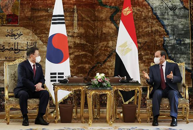 2022년 1월 20일 이집트 카이로 대통령궁에서 문재인 대통령과 압델 파타 엘시시(오른쪽) 이집트 대통령이 정상회담하고 있다. 양국 정상은 회담 뒤 진행된 오찬 자리에서 K9 자주포 사업을 논의했다. 카이로=연합뉴스