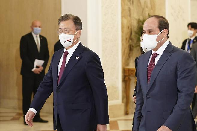 문재인 대통령과 압델 파타 엘시시(오른쪽) 이집트 대통령이 2022년 1월 20일 이집트 카이로 대통령궁에서 열린 공식 환영식을 마친 뒤 단독 회담장으로 이동하고 있다. 카이로=왕태석 선임기자