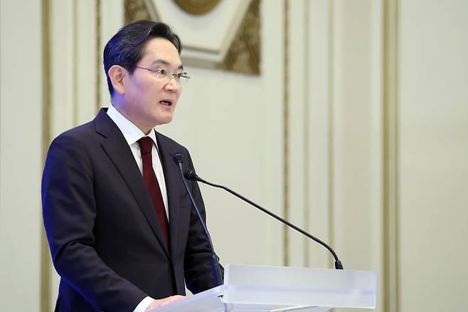 이재용 삼성전자 회장이 지난달 29일 청와대에서 이재명 대통령 주재로 열린 3대 메가프로젝트 국민보고회에서 투자계획을 발표하고 있다. 사진=연합뉴스