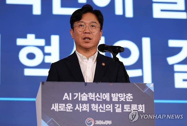 개회사하는 김영훈 고용노동부 장관 (서울=연합뉴스) 류효림 기자 = 김영훈 고용노동부 장관이 14일 서울 용산구 피스앤파크에서 열린 AI 기술혁신에 발맞춘 새로운 사회 혁신의 길 토론회에서 개회사를 하고 있다. 2026.7.14 ryousanta@yna.co.kr