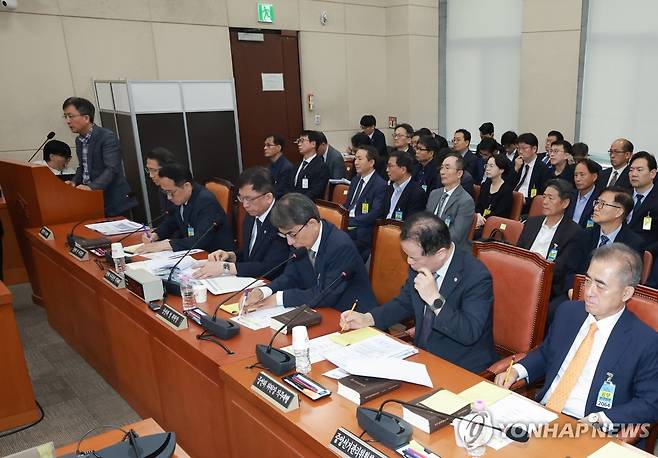 의원 질의 답변하는 조시훈 전 송파구선관위 사무국장 (서울=연합뉴스) 신현우 기자 = 조시훈 전 서울 송파구 선거관리위원회 사무국장이 14일 국회에서 열린 '제9회 전국동시지방선거 투표용지 부족 사태 등 국민 참정권 침해 진상규명 및 선거관리 개혁을 위한 국정조사 특별위원회' 제1차 청문회에서 의원 질의에 답하고 있다. 2026.7.14 nowwego@yna.co.kr