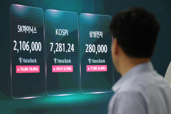 코스피가 7000선을 회복한 15일 서울 중구 하나은행 딜링룸 현황판에 코스피 및 삼성전자, SK하이닉스 실시간 주가가 표시되고 있다. 이날 오전 코스피는 226.08p(3.30%) 오른 7082.91, 코스닥은 21.73p(2.77%) 오른 805.71로 개장했다. 연합뉴스