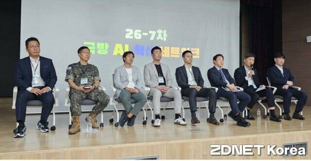 (왼쪽부터) 유정상 LG AI연구원 사업개발리더, 이상혁 합동참모본부 전장체계발전과장, 김성훈 업스테이지 대표, 김일환 삼성SDS 국방사업 그룹장, 유경범 네이버클라우드 국방AX 총괄, 전준범 국방부 AI 기획 국장, 하윤철 한화시스템 상무, 최용환 LIG D&A 기술위원(사진=지디넷코리아)