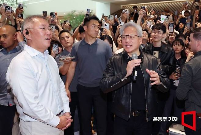 젠슨 황 엔비디아 최고경영자(CEO)가 8일 서울 서초구 현대차그룹 양재 사옥에서 정의선 현대자동차그룹 회장과 모바일 로봇 플랫폼 모베드에 대한 설명을 들은 뒤 발언하고 있다. 2026.06.08 윤동주 기자