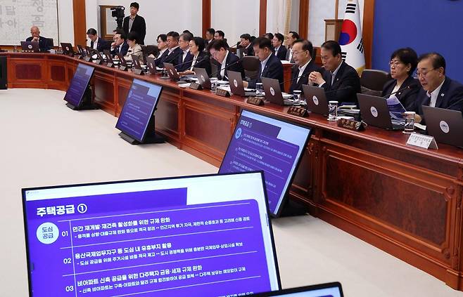 이재명 대통령이 14일 청와대에서 열린 국무회의에서 자료를 살펴보고 있다. 왕태석 선임기자