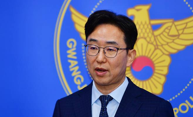 오동욱 경찰청 국가수사본부 특별수사단장이 15일 광주경찰청에서 열린 '장윤기 살인사건 관련 진상규명' 언론 브리핑에서 중간 수사 결과를 발표하고 있다. 전남광주=뉴시스