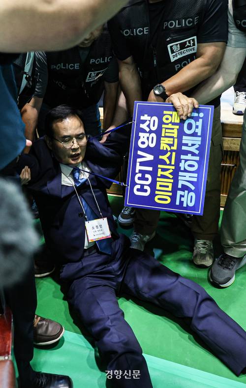 15일 오후 충북 충주 한국교통대 체육관에서 충주시장선거 당선무효소청 투표지 검증이 실시되고 있다. 소청인인 맹정섭 전 더불어민주당 후보가 CCTV 공개를 촉구하다가 조미연 충북도선관위 위원장의 강제 퇴거 명령에 검증장 밖으로 쫓겨나고 있다. 정효진 기자