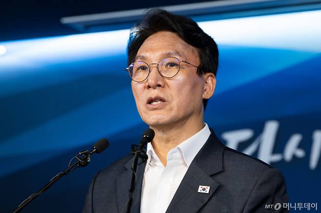더불어민주당 당권 도전에 나선 김민석 전 총리가 15일 서울 여의도 민주당사 당원존에서 4대 혁신안을 발표하고 있다./사진=뉴스1