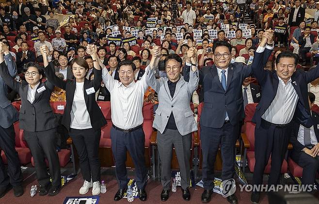 한자리에 모인 민주당 당권 주자들 (서울=연합뉴스) 황광모 기자 = 12일 국회 의원회관에서 열린 전국자치분권민주지도자회의(KLDC)에 더불어민주당 당 대표 후보 주자들과 자치분권회의 상임대표인 박승원 광명시장이 손을 들어 인사하고 있다.
(오른쪽 부터) 정청래 전 대표, 송영길 의원, 김민석 전 총리, 박승원 광명시장, 고민정 의원, 김보미 전 강진군 의원. 2026.7.12 hkmpooh@yna.co.kr