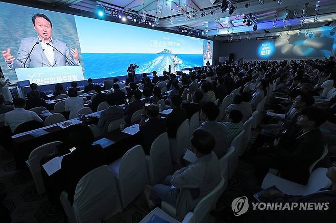 개회사 하는 최태원 대한상의 회장 (서귀포=연합뉴스) 박지호 기자 = 15일 제주 서귀포시 색달동 신라호텔에서 열린 제49회 대한상의 제주포럼 개회식에서 최태원 대한상공회의소 회장이 개회사를 하고 있다. 2026.7.15 jihopark@yna.co.kr