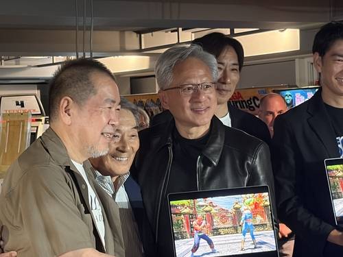 일본 세가와 협력 이벤트 참가차 방일한 젠슨 황 엔비디아 CEO (도쿄=연합뉴스) 조성미 특파원 = 15일 일본 도쿄 아키하바라에서 엔비디아와 일본 게임 회사 세가(SEGA)의 파트너십 30주년 기념 이벤트에 참석한 젠슨 황 엔비디아 최고경영자(CEO). 2026.7.15. csm@yna.co.kr