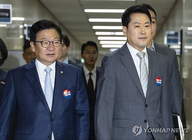 최고위원회의 향하는 장동혁 대표와 정점식 원내대표 (서울=연합뉴스) 황광모 기자 = 국민의힘 장동혁 대표(오른쪽)와 정점식 원내대표를 비롯한 최고위원들이 13일 국회에서 열린 최고위원회의에 입장하고 있다. 2026.7.13 hkmpooh@yna.co.kr