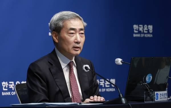 신현송 한국은행 총재가 16일 서울 중구 한국은행에서 열린 통화정책방향 기자간담회에 참석해 모두발언을 하고 있다./사진=사진공동취재단