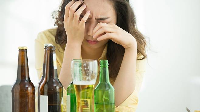 숙취는 알코올이 체내에서 분해되는 과정에서 발행하며, 어지러움과 메스꺼움 등을 동반한다|출처: 클립아트코리아