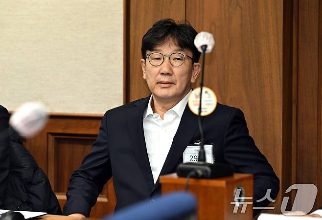 권성동 국민의힘 의원이 3일 서울 서초동 서울중앙지법에서 통일교로부터 불법 정치자금을 수수한 혐의 사건 1차 공판에 출석해 자리에 앉아 있다. 2025.11.3 ⓒ 뉴스1 사진공동취재단
