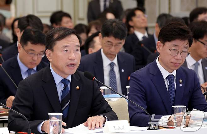 김종철 방송미디어통신위원회 위원장이 16일 청와대 영빈관에서 열린 과학기술정보통신부, 방송미디어통신위원회, 개인정보보호위원회 2차 업무보고에서 보고하고 있다. (청와대통신사진기자단) 2026.7.16 ⓒ 뉴스1 허경 기자