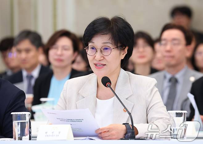 원민경 성평등가족부 장관이 16일 청와대 영빈관에서 열린 보건복지부, 식품의약품안전처, 성평등가족부, 국민권익위원회 2차 업무보고에서 보고를 하고 있다. (청와대통신사진기자단) 2026.7.16 ⓒ 뉴스1 이재명 기자