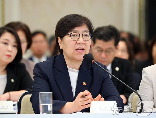정은경 보건복지부 장관이 16일 청와대 영빈관에서 열린 보건복지부, 식품의약품안전처, 성평등가족부, 국민권익위원회 2차 업무보고에서 보고를 하고 있다. (청와대통신사진기자단) 2026.7.16 ⓒ 뉴스1 이재명 기자