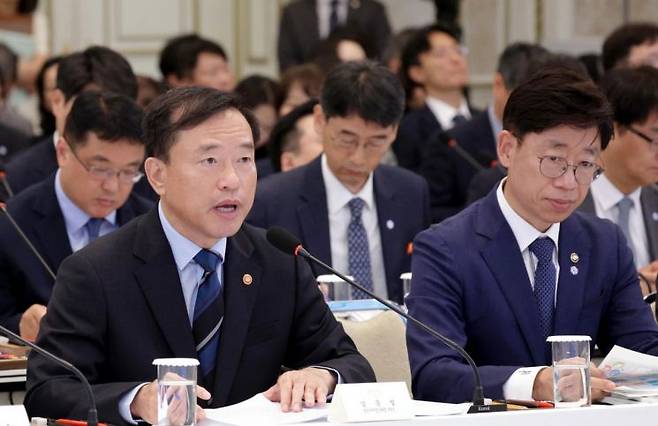 김종철 방송미디어통신위원장이 16일 청와대 영빈관에서 열린 이재명 대통령 주재 업무보고에서 보고하고 있다. 연합뉴스