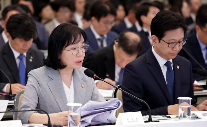 송경희 개인정보보호위원장이 16일 청와대 영빈관에서 부처 업무보고를 하고 있다. 연합뉴스