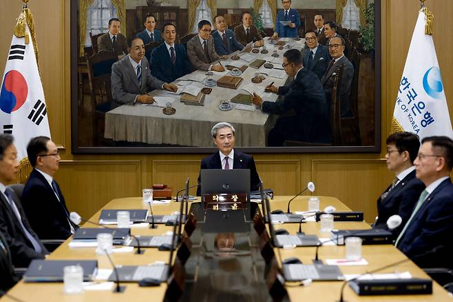 신현송 한국은행 총재가 16일 오전 서울 중구 한국은행에서 열린 금융통화위원회 본회의를 주재하고 있다./뉴스1