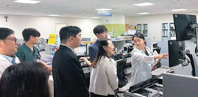올 4월 인천 서구 가톨릭관동대 국제성모병원에서 질병관리청 담당자들이 의료진으로부터 말라리아 조기 진단 체계에 관한 설명을 듣고 있다. 질병관리청 제공
