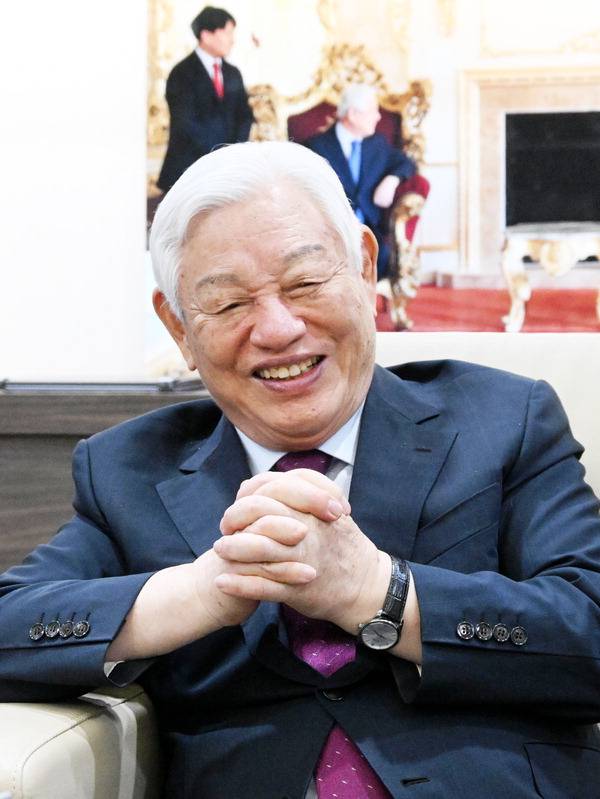 박옥수 목사가 연인원 2만여 명이 참여하는 국제 청년행사로 성장한 ‘IYF 월드캠프’에 대해 이야기하고 있다. 김성효 선임기자