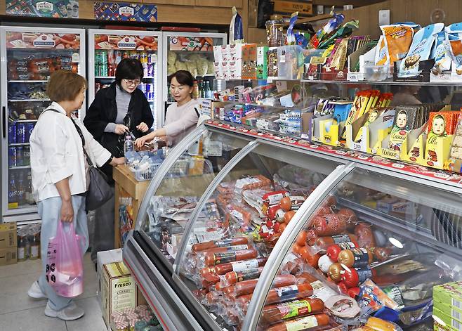 Customers purchase grocery items at Mandakh Market. PARK SANG-MOON