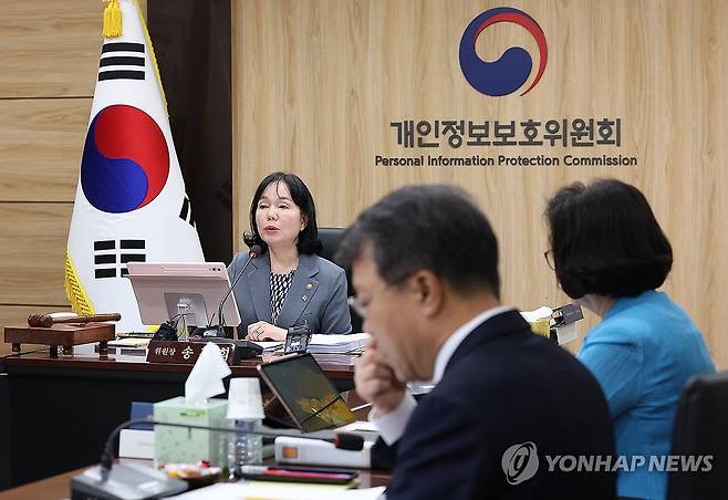 송경희 위원장, 전체회의 발언 (서울=연합뉴스) 김성민 기자 = 송경희 개인정보보호위원회(개인정보위) 위원장이 10일 서울 종로구 정부서울청사에서 열린 전체회의에서 발언하고 있다. 2026.6.10 ksm7976@yna.co.kr